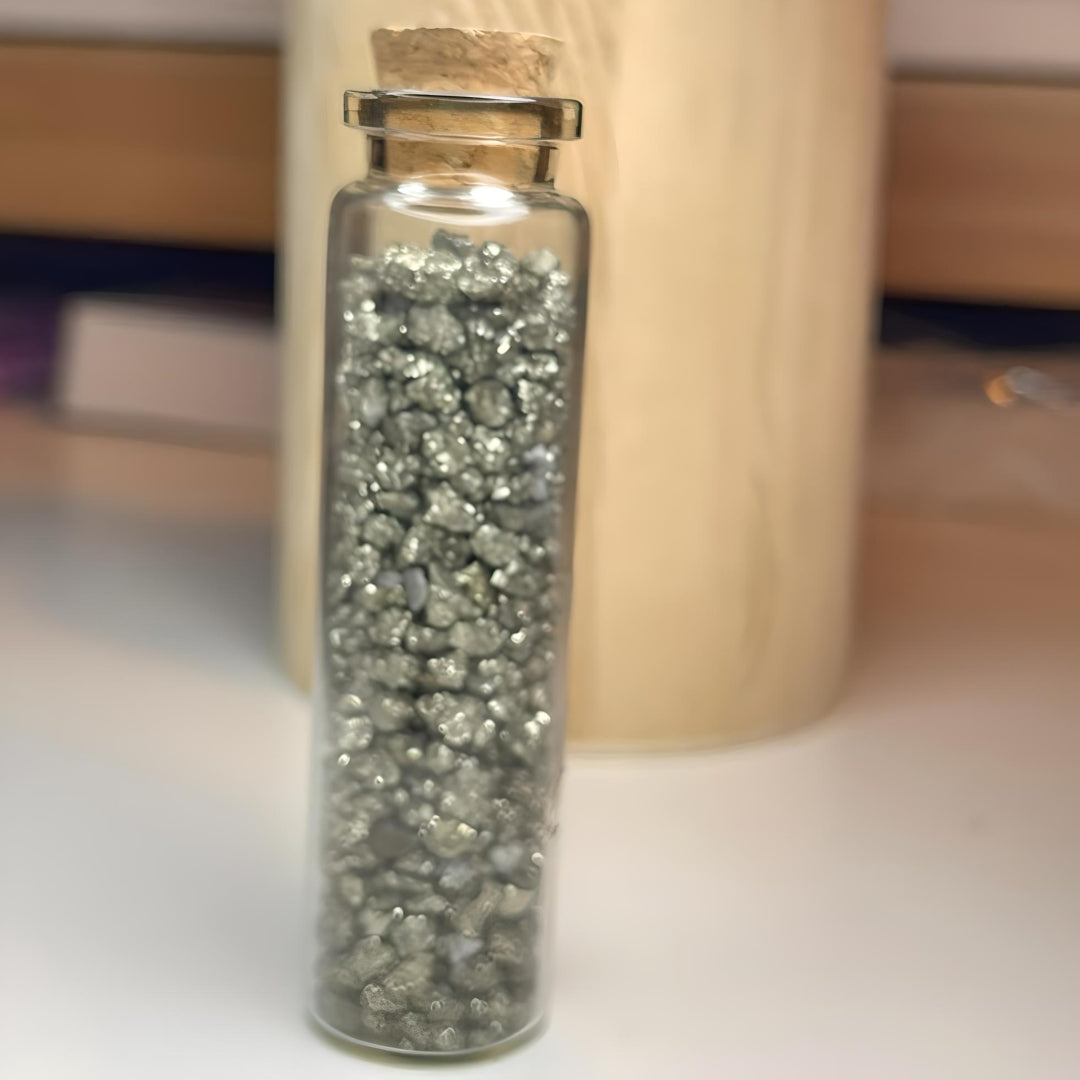 Mini Botella Mineral Pirita en Virutas - Eleva tu Prosperidad.